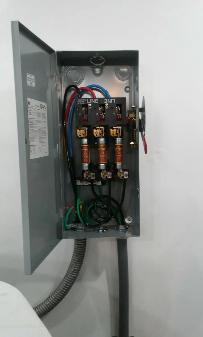 Three-phase disconnect switch installed for Smoke Detector Installation in Hodgenville